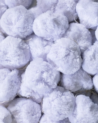 100pcs pom poms, cold white